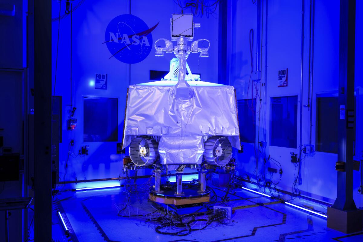 Esta fotografía proporcionada por la NASA muestra al vehículo Viper en el Centro Espacial Johnson, 