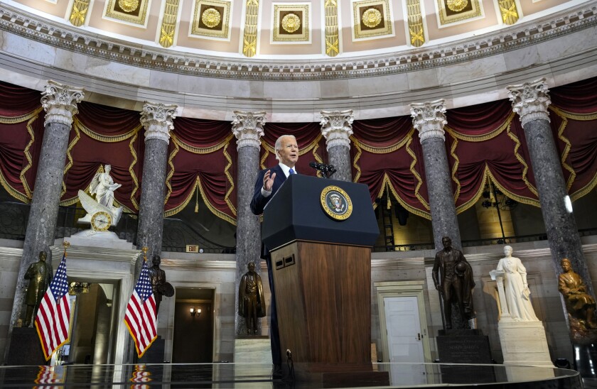El presidente Joe Biden habla desde la Sala de Estatuas del Capitolio de Estados Unidos para recordar