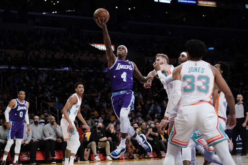 Rajon Rondo, de los Lakers de Los Ángeles, salta para encestar ante los Spurs de San Antonio, el jueves 23 de diciembre de 2021 (AP Foto/Jae C. Hong)