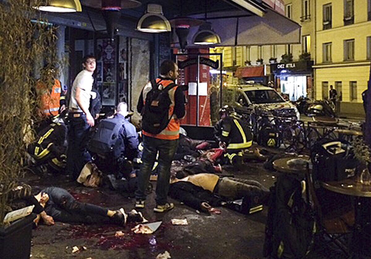 Víctimas de un ataque a tiros yacen en el suelo afuera del restaurante La Belle Equipe en París. Más de 100 personas perdieron la vida en una oleada de ataques a tiros y explosiones en diversos lugares en París, según las autoridades.