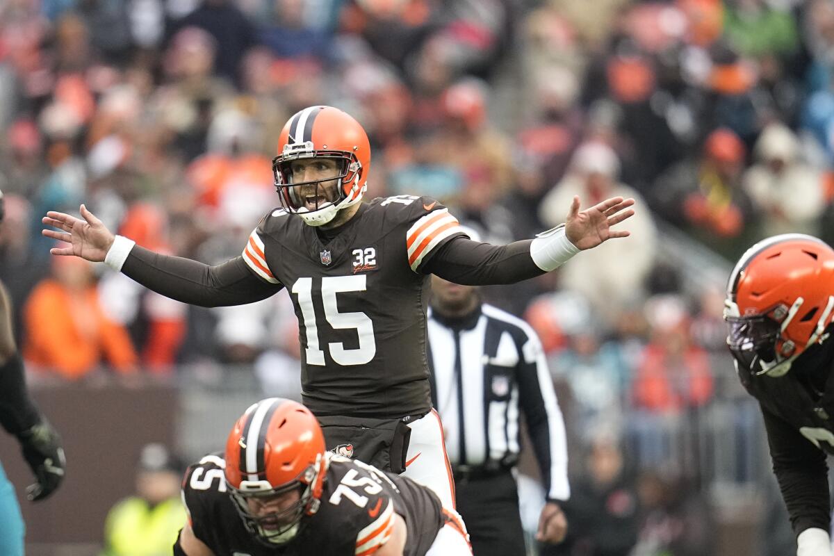 Flacco makes himself at home in Cleveland. Browns going with QB as their  starter for playoff drive - The San Diego Union-Tribune
