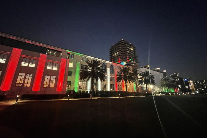 Edificio administrativo del Condado de San Diego se iluminó con los colores verde, blanco y rojo para celebrar el Mes de la Herencia Hispana