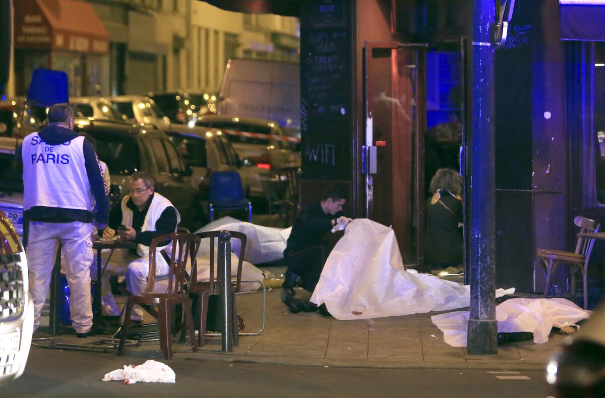 Varias víctimas yacen en el piso afuera de un restaurante de París. La policía informó de diversos hechos de violencia en la capital francesa.
