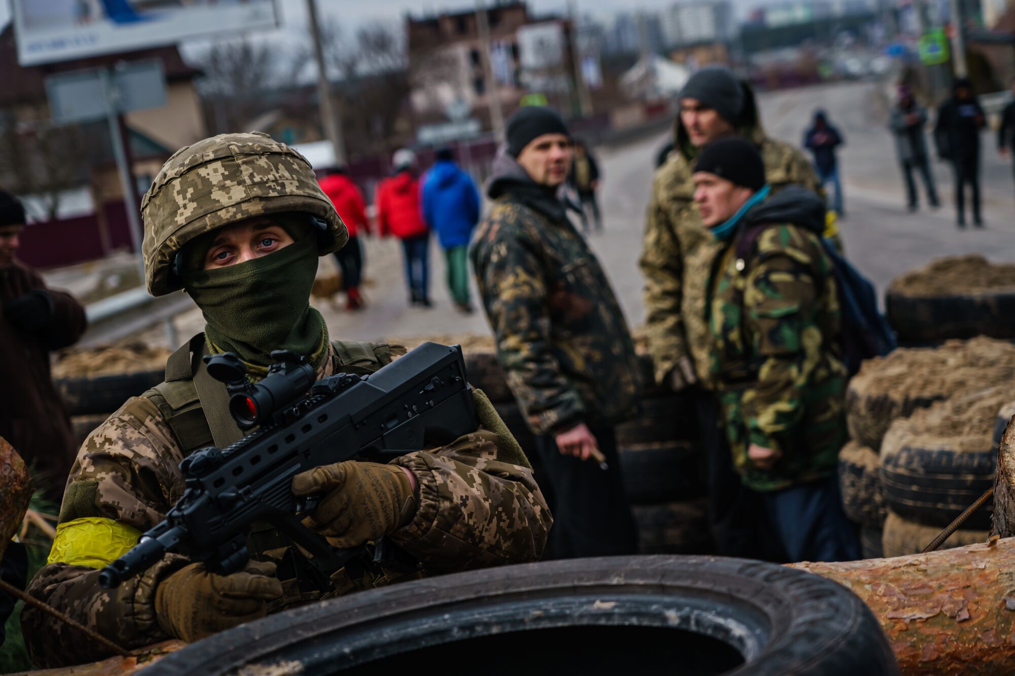 Un soldado ucraniano monta guardia frente a un puesto de control en la carretera de Irpin, Ucrania.