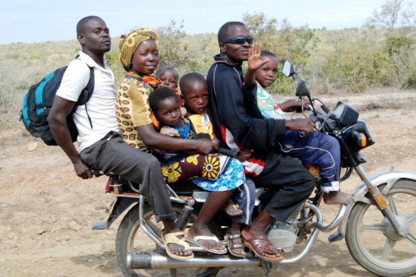 Individuo transporta a toda una familia en su moto.