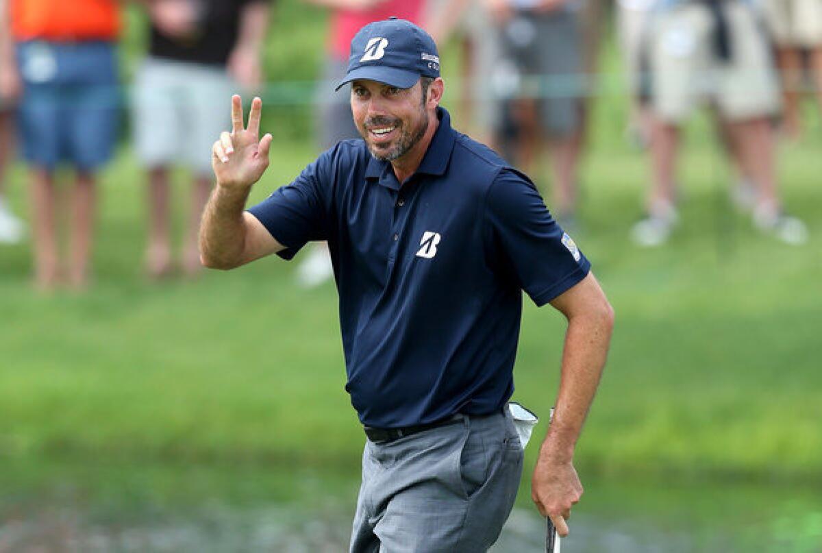 Matt Kuchar waves to the crowd after making his par putt on the 17th hole during the third round of the Memorial Tournament.
