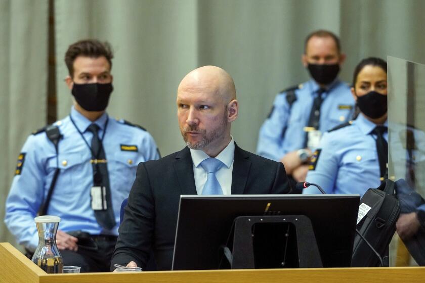 ARCHIVO - El asesino masivo condenado Anders Behring Breivik permanece sentado en un tribunal improvisado en la prisión Skien, en el segundo día de su audiencia en busca de libertad condicional, en Skien, Noruega, el 19 de enero de 2022. (Ole Berg-Rusten/NTB scanpix via AP, archivo)