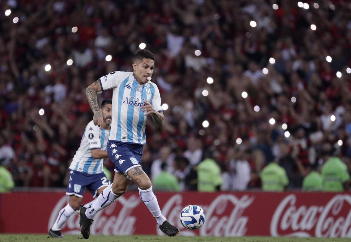 Paolo Guerrero, de Racing Club de Argentina, controla el balón durante un partido de fútbol