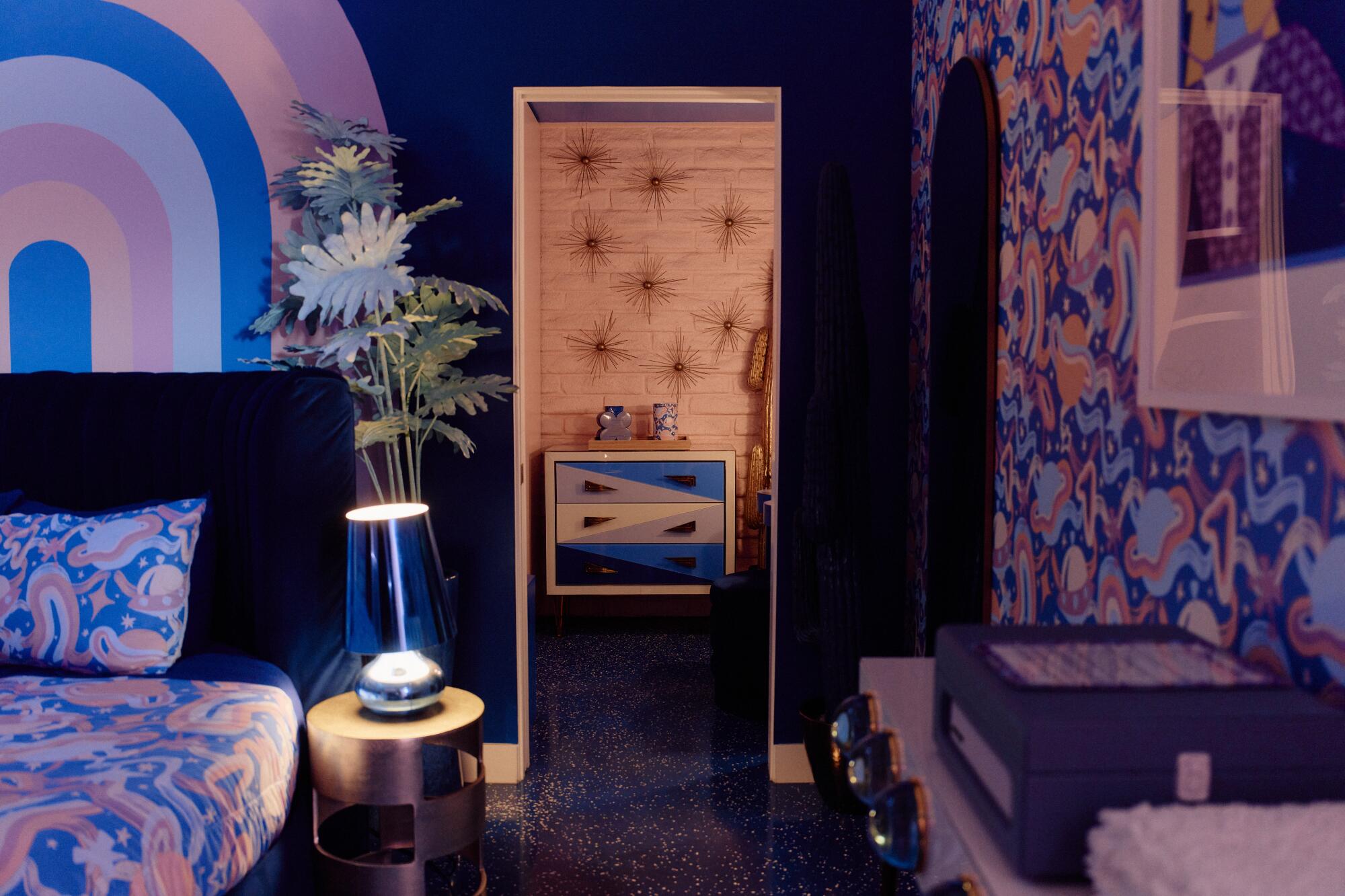 A nuclear bodies room in a tracki motel.