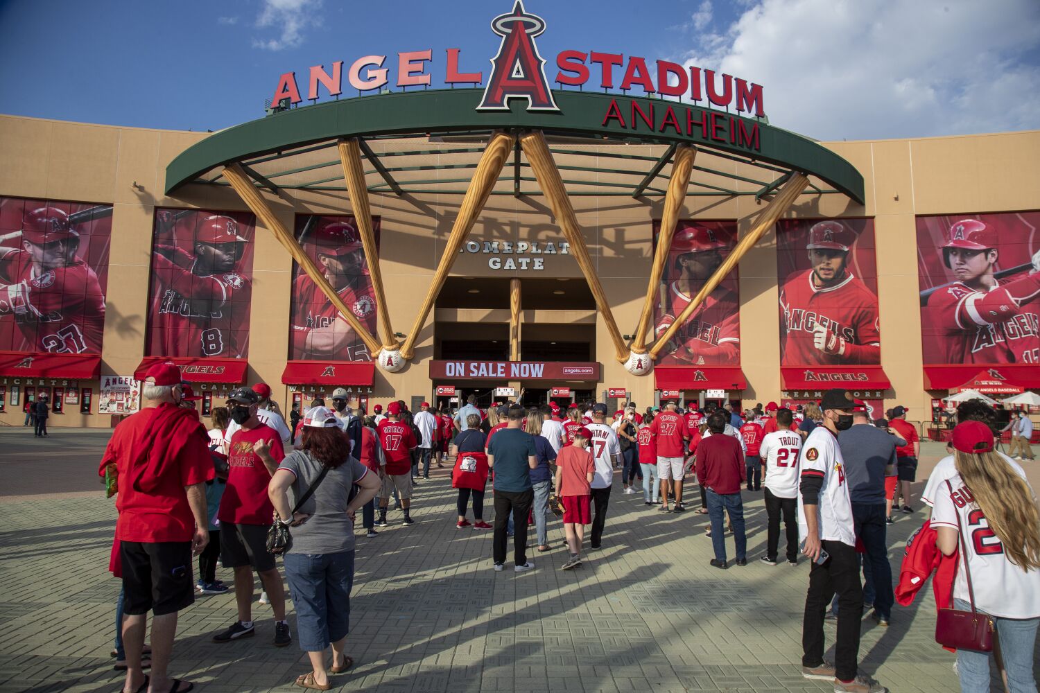 Why are the Angels one of two MLB teams whose radio announcers don't travel?
