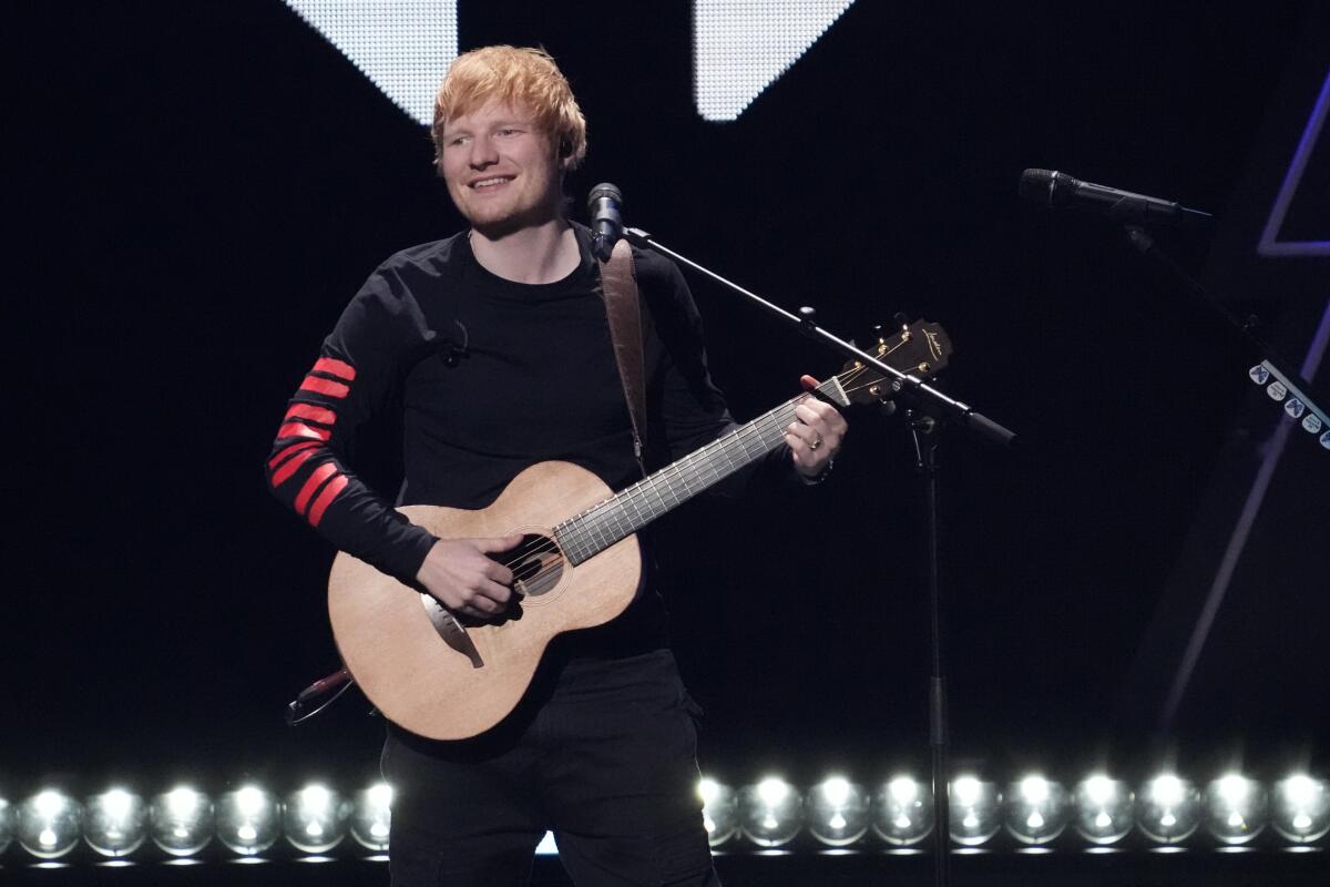 ARCHIVO - Ed Sheeran se presenta en Z100's iHeartRadio Jingle Ball el 10 de diciembre de 2021 en Nueva York.