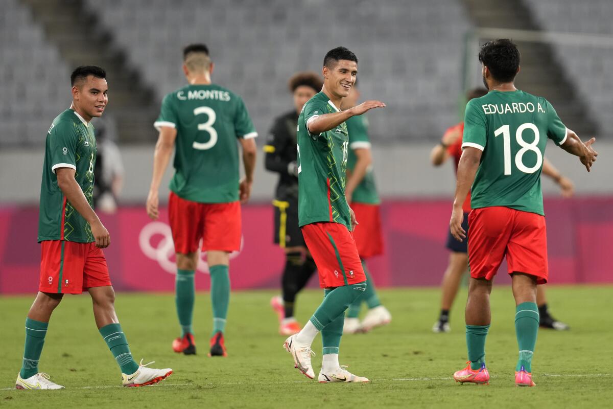 Los jugadores de México celebran tras derrotar a Francia 