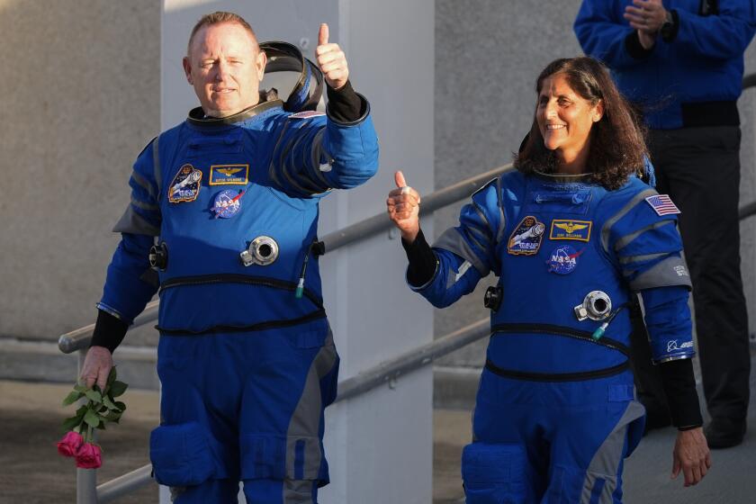 Los astronautas de la NASA Butch Wilmore, a la izquierda, y Suni Williams, salen del edificio de Operaciones rumbo al Complejo de Lanzamiento Espacial 41 para abordar la cápsula Starliner de Boeing colocada en la parte superior de un cohete Atlas V para una misión hacia la Estación Espacial Internacional, el lunes 6 de mayo de 2024, en Cabo Caaveral, Florida. (AP Foto/John Raoux)