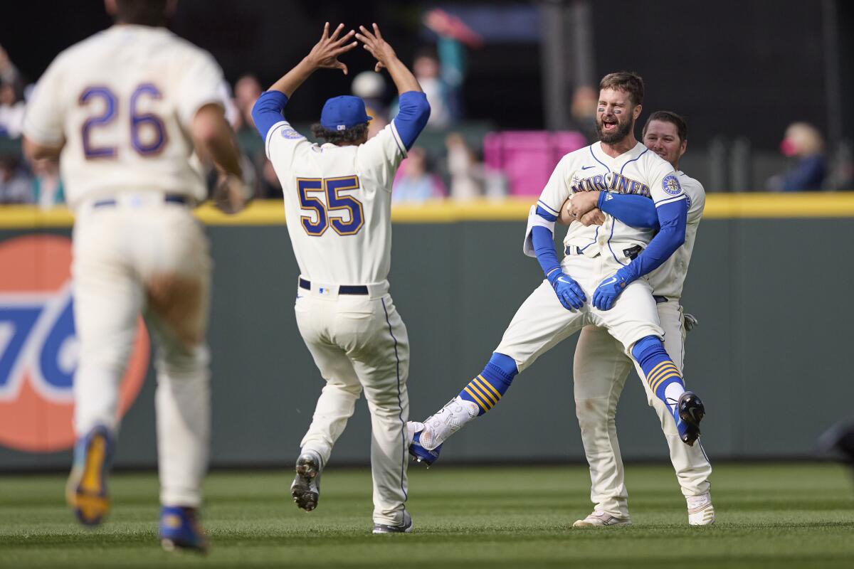 Winker's single wins it in 12th, Mariners beat Royals 5-4 - The