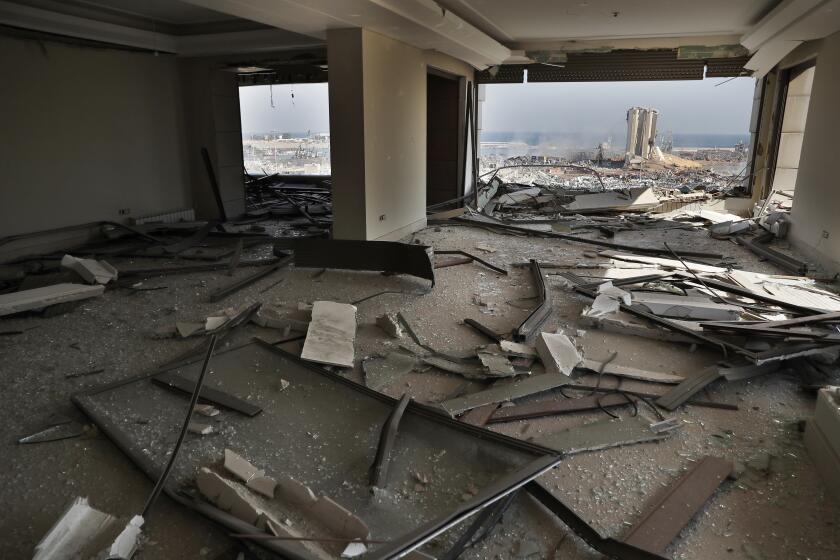 Vista de los da?os causados por una explosión en el puerto de Beirut a través de un departamento da?ado en la capital de Líbano, el miércoles 5 de agosto de 2020. (AP Foto/Hussein Malla)