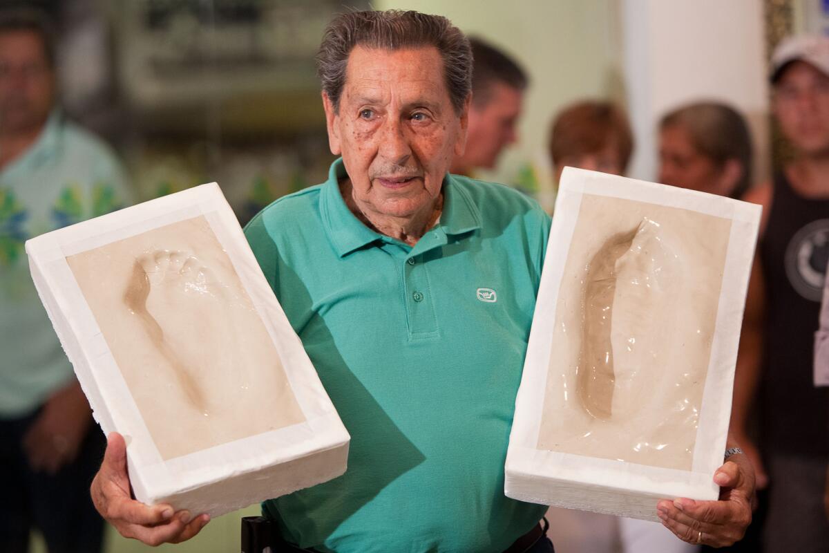 Alcides Ghiggia, el día que mostró los moldes de sus pies que fueron colocados en la 'calzada de la fama' del estadio Maracaná de Río de Janeiro, Brasil.