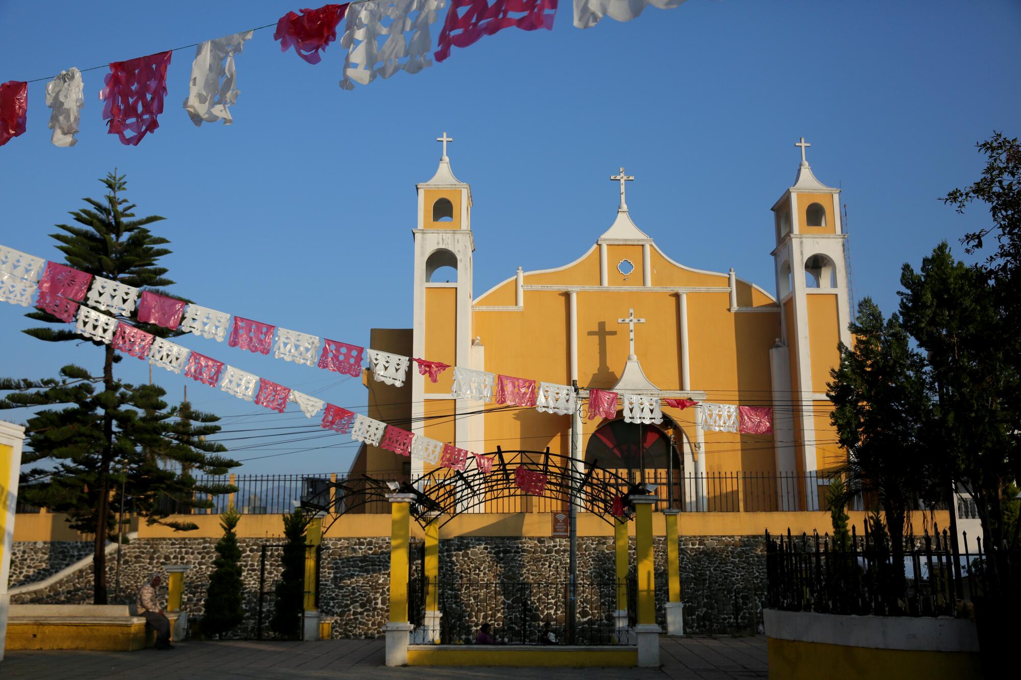 La iglesia católica Santa Cruz mira hacia el oriente en dirección al parque central de Comitancillo.
