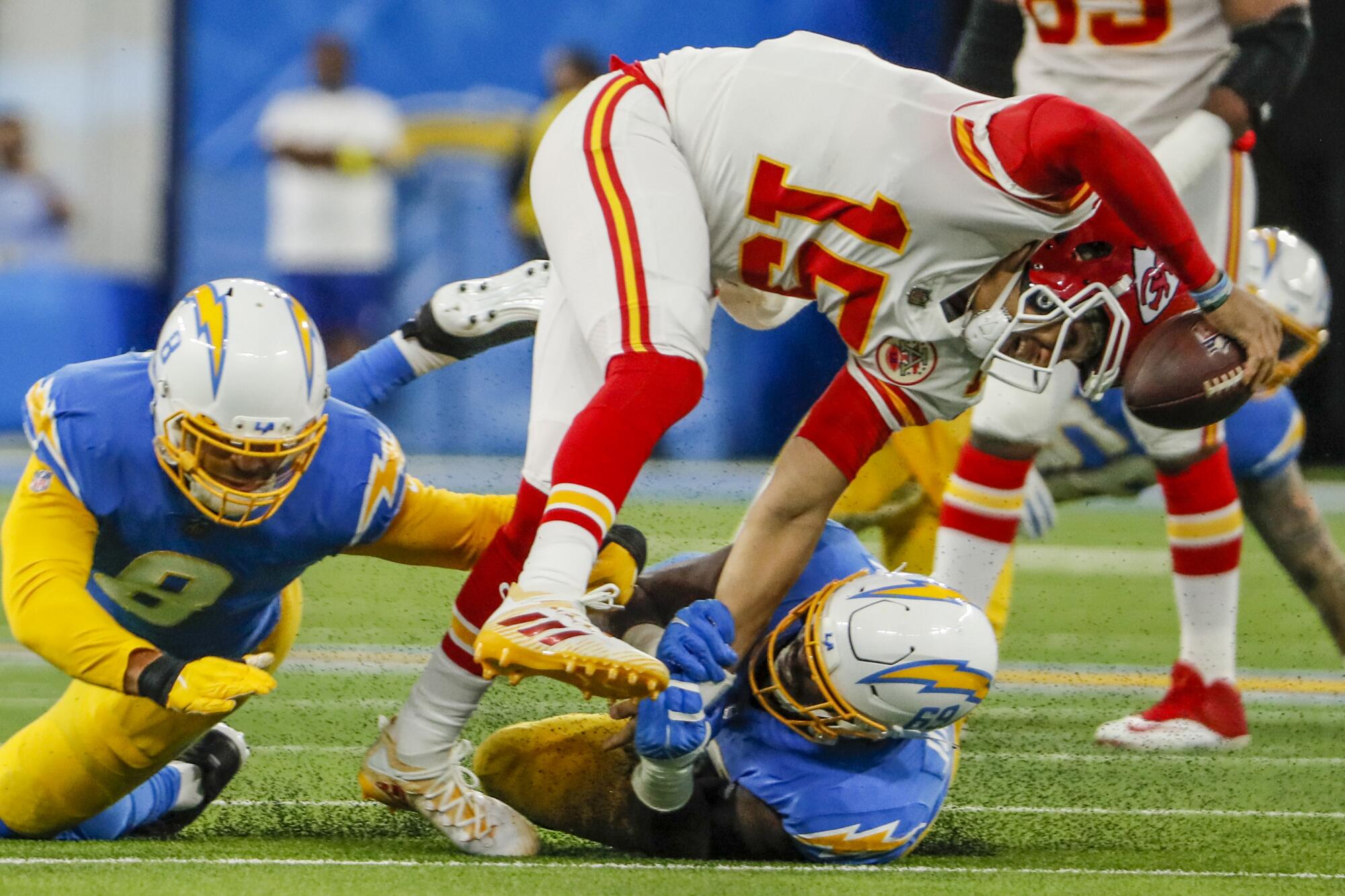 Photos | Chiefs squeak past Chargers in 30-27 victory - Los Angeles Times