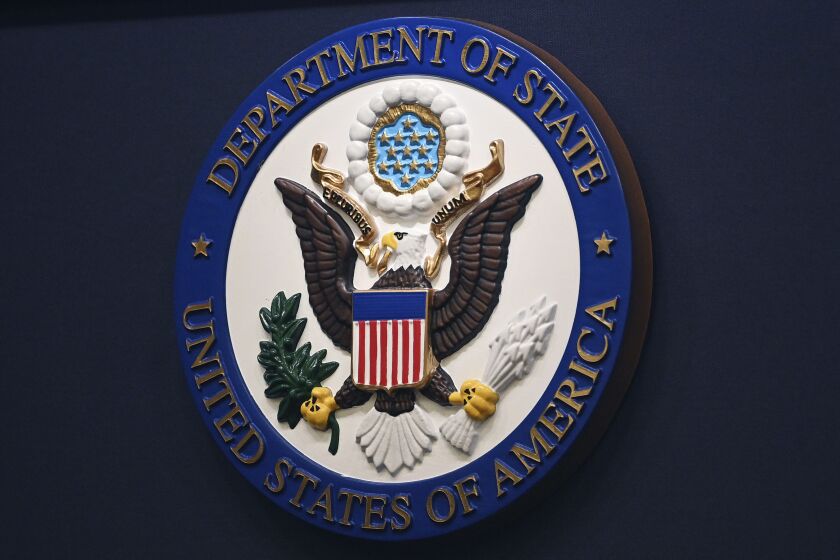 ARCHIVO - El logotipo del Departamento de Estado se encuentra en un atril en una sala de conferencias en el Departamento de Estado en Washington, el 31 de enero de 2022. (Mandel Ngan, foto compartida vía AP, Archivo)