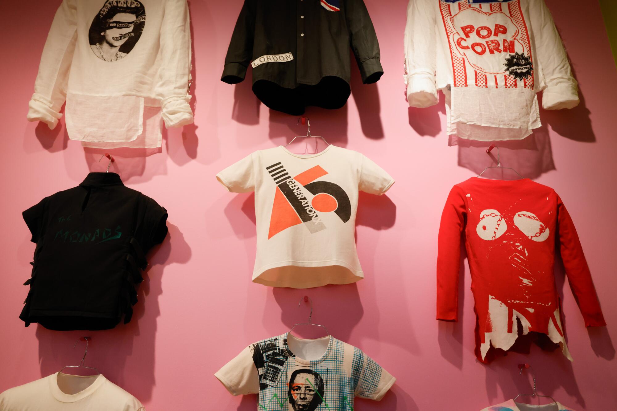 Camisas punk em exposição em um museu.
