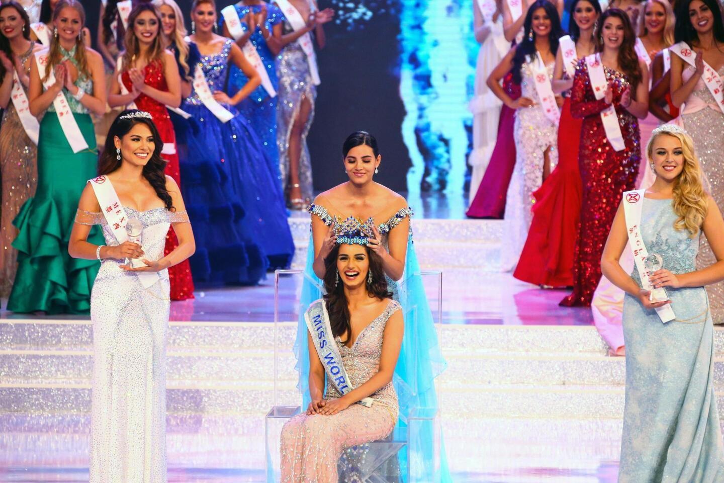 FUZ02. Sanya (China), 18/11/2017.- Puerto Rican musician and Miss World 2016 Stephanie Del Valle (C-rear) crowns Manushi Chhillar (C-front) of India, the new Miss World, as first runner-up Miss Mexico Alma Andrea Meza Carmona (L) and second runner-up Miss England Stephanie Jayne Hill (R) watch during the award ceremony of the Miss World 2017 contest in Sanya, Hainan province, China, 18 November 2017.