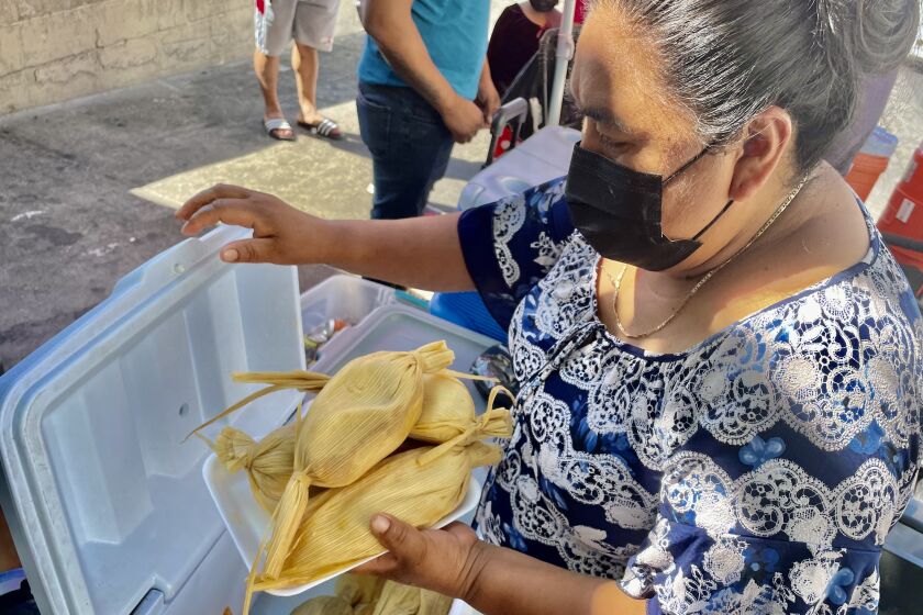 Eulalia Chávez Huinac se coloca en una esquina del vecindario Westlake, en Los Ángeles, a vender tamales y atoles.