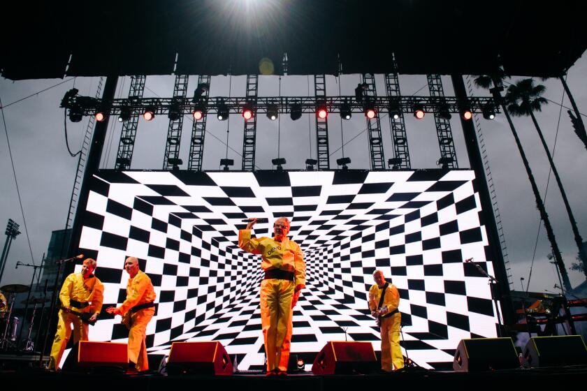 Devo se presenta en el festival Cruel World de Pasadena.