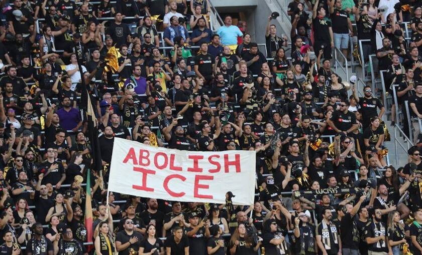 'Eliminen ICE', decía con letras rojas la pancarta de protesta que ondeó en el Banc of California Stadium, antes del partido entre Los Angeles FC y el Galaxy de Los Ángeles.