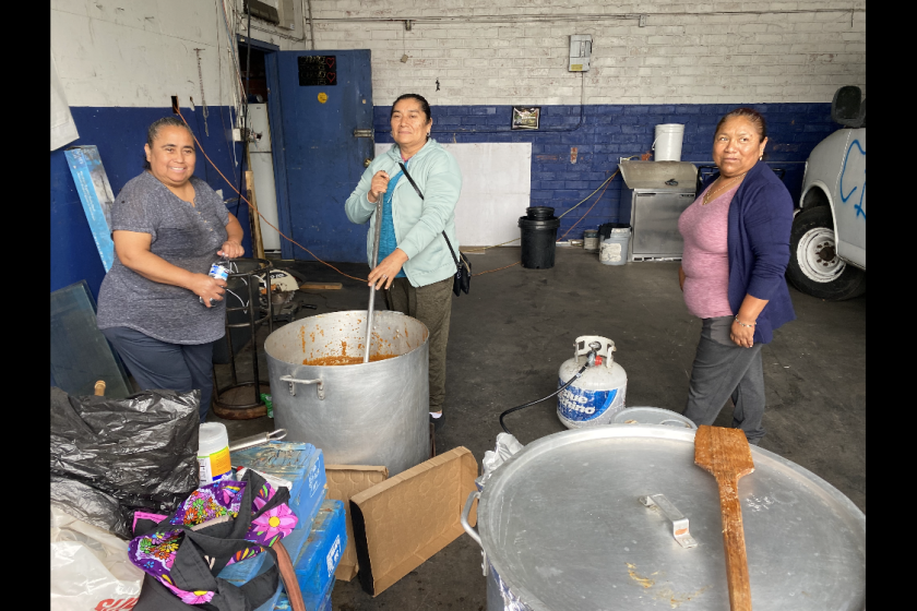 Vendedoras celebran la apertura de local para mantener y guardar sus carritos de comida.