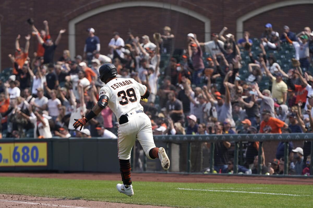 San Francisco, CA: San Francisco Giant Aaron Rowand (33) runs in