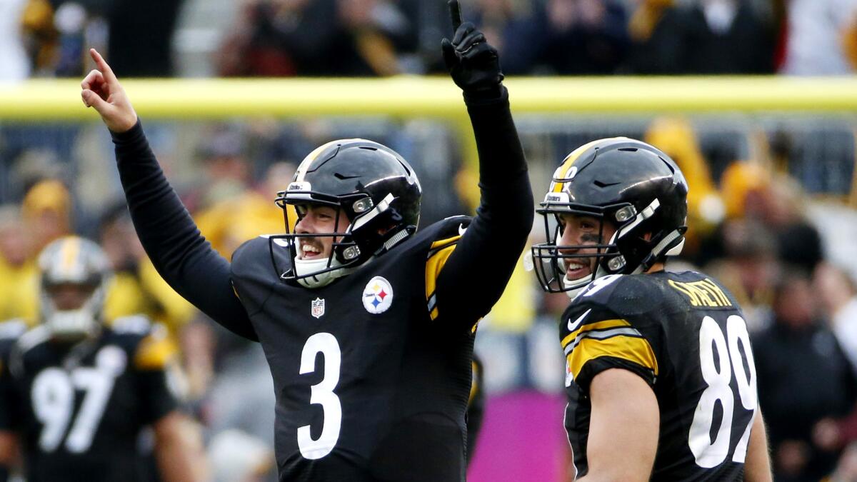 Steelers quarterback Landry Jones (3) celebrates with tight end Matt Spaeth after throwing a touchdown pass to wide receiver Martavis Bryant in the fourth quarter Sunday.