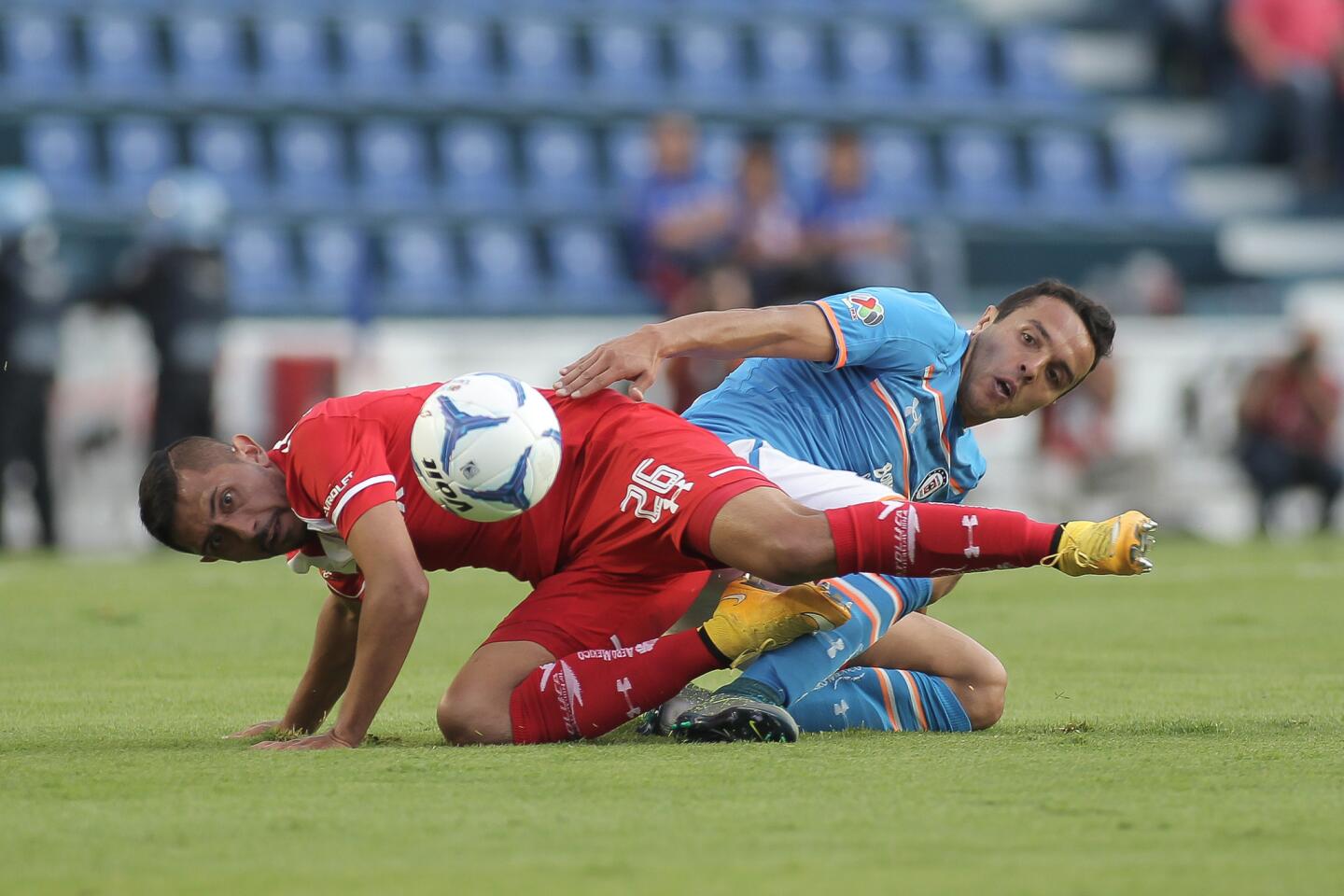 Omar Mendoza (d) de Cruz Azul disputa el balón con Erbin Trejo (i) de Toluca, en el estadio Azul en Ciudad de México.