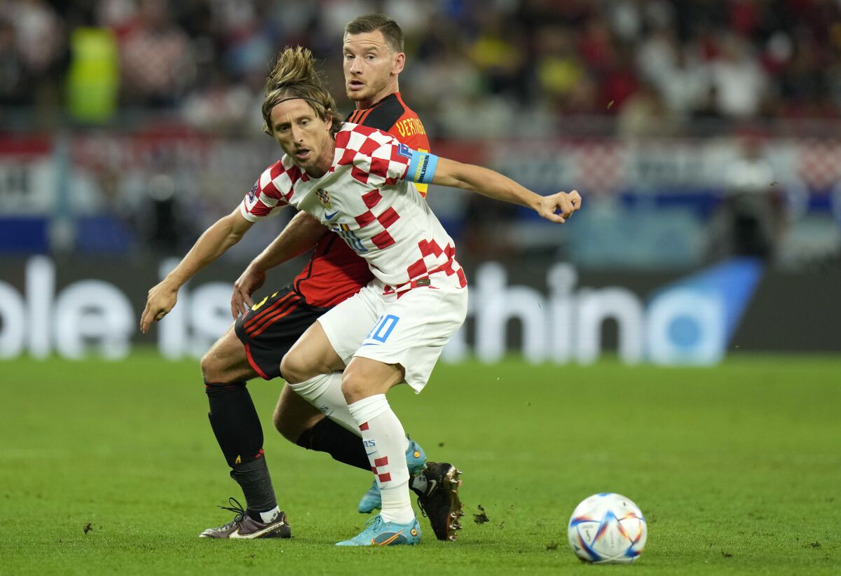 El croata Luka Modric, al frente, lucha contra el belga Jan Vertonghen por el balón.