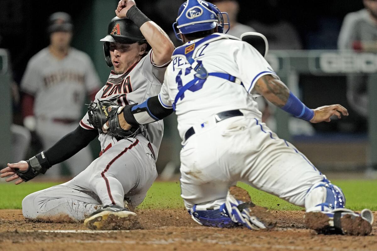 Salvador Perez hits grand slam in back-to-back games, Royals win