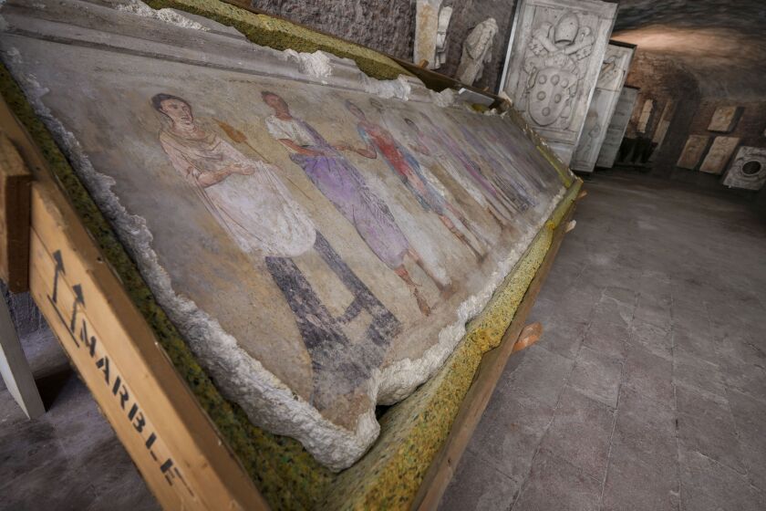 Un fragmento sin fecha de un mural que muestra deidades y figuras femeninas durante una exhibición de antigüedades