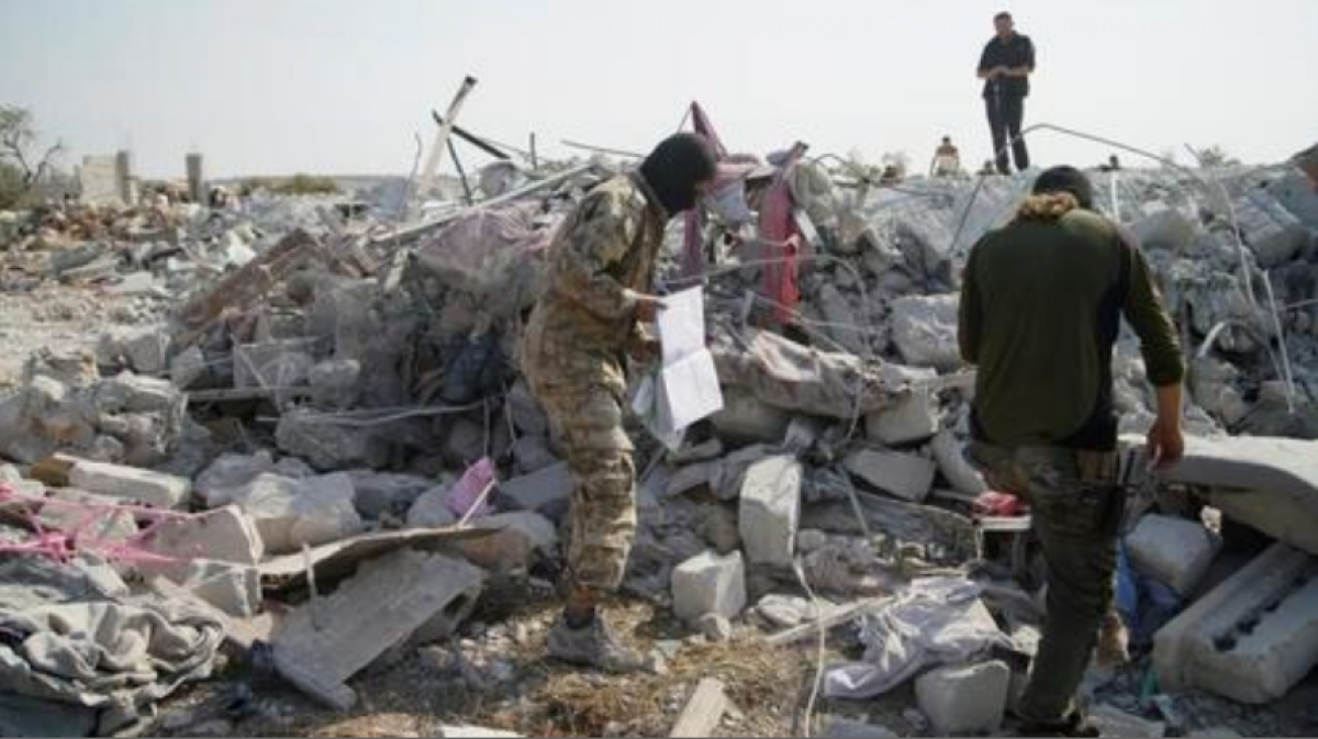 El terrorista más buscado del mundo Abu Bakr al Bagdadi murió en una operación la pasada noche a manos de fuerzas especiales estadounidenses a las afueras de la pequeña localidad de Barisha, en la provincia norteña siria de Idlib. En la imagen, miembros del Organismo de la Liberación del Leveante este domingo en el lugar donde tuvo lugar la operación. EFE/Yahya Nemah