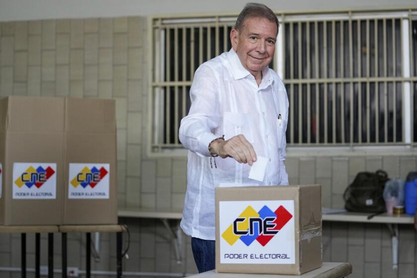 El candidato presidencial de la oposición, Edmundo González, vota durante las elecciones presidenciales en Caracas, Venezuela, el domingo 28 de julio de 2024. (AP Foto/Matías Delacroix)