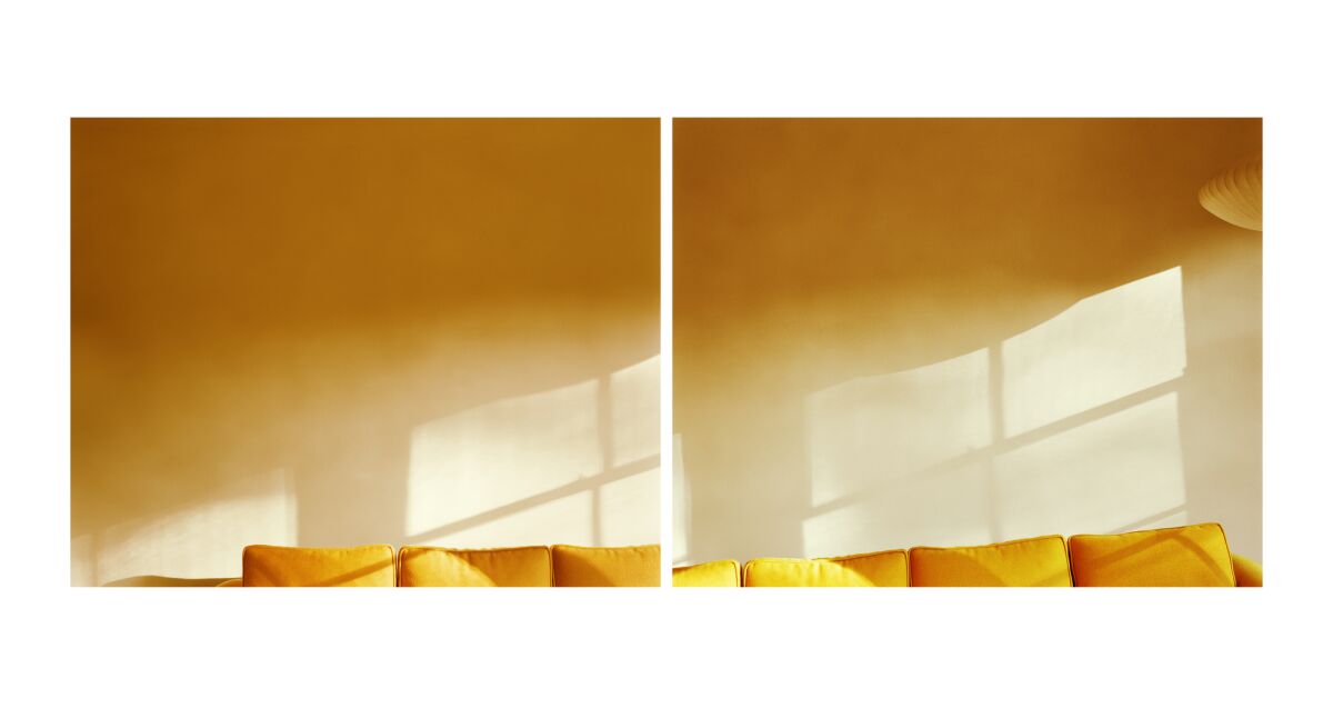 Deux images représentent une lumière changeante derrière un canapé.