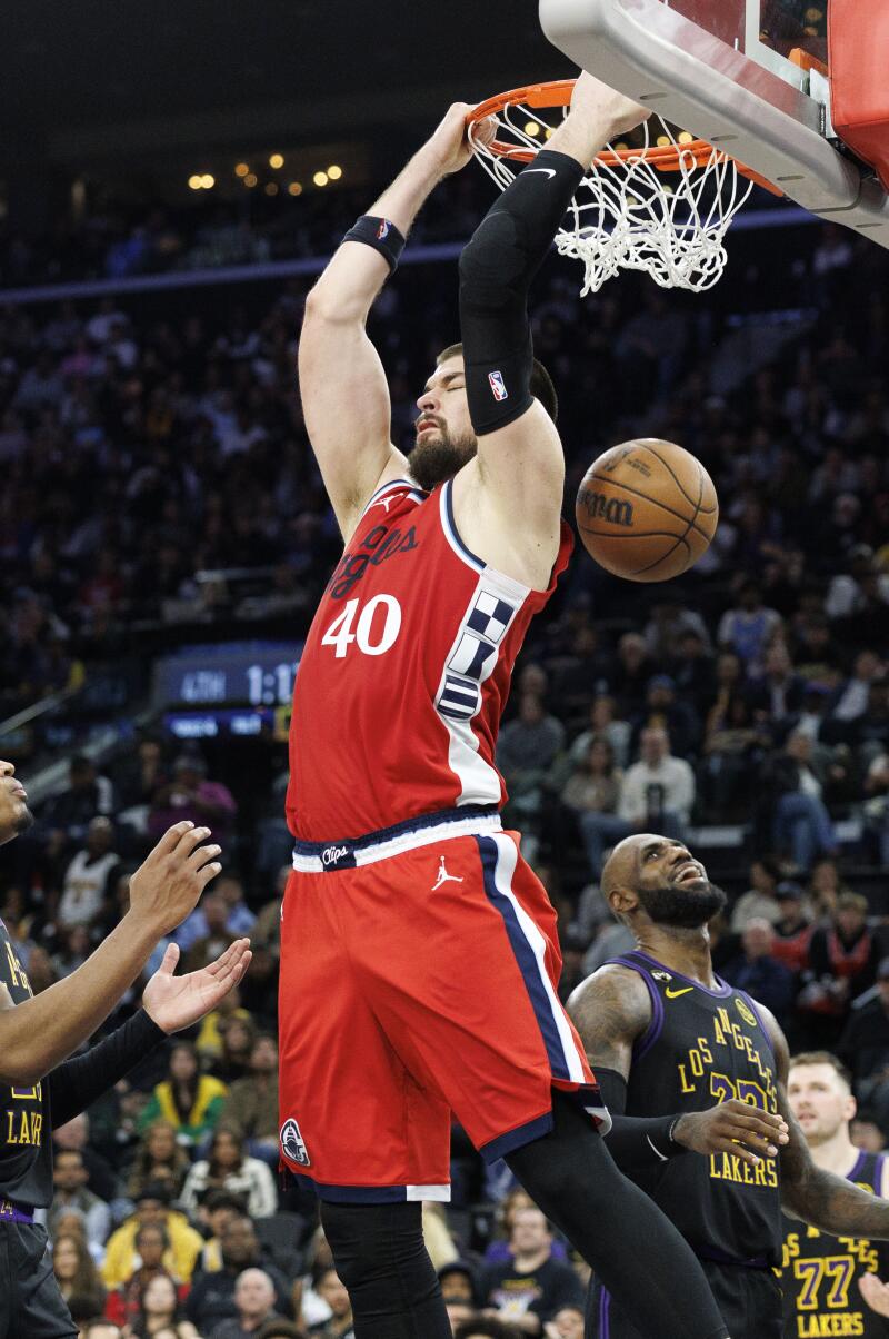 Clippers'ın pivotu Ivica Zubac, Clippers'ın 112-104'lük galibiyetinin dördüncü çeyreğinde ters smaçla gol attı.