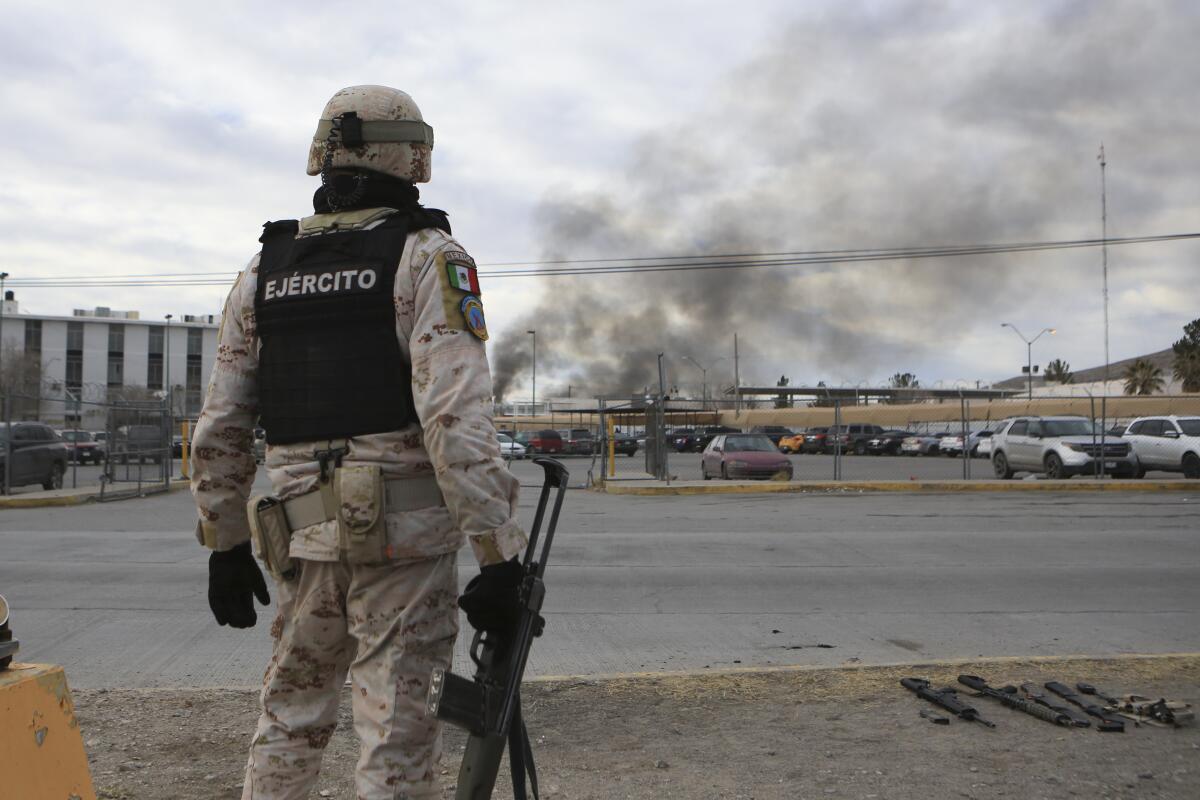 Un soldado mexicano monta guardia afuera de una cárcel estatal en Ciudad Juárez, México