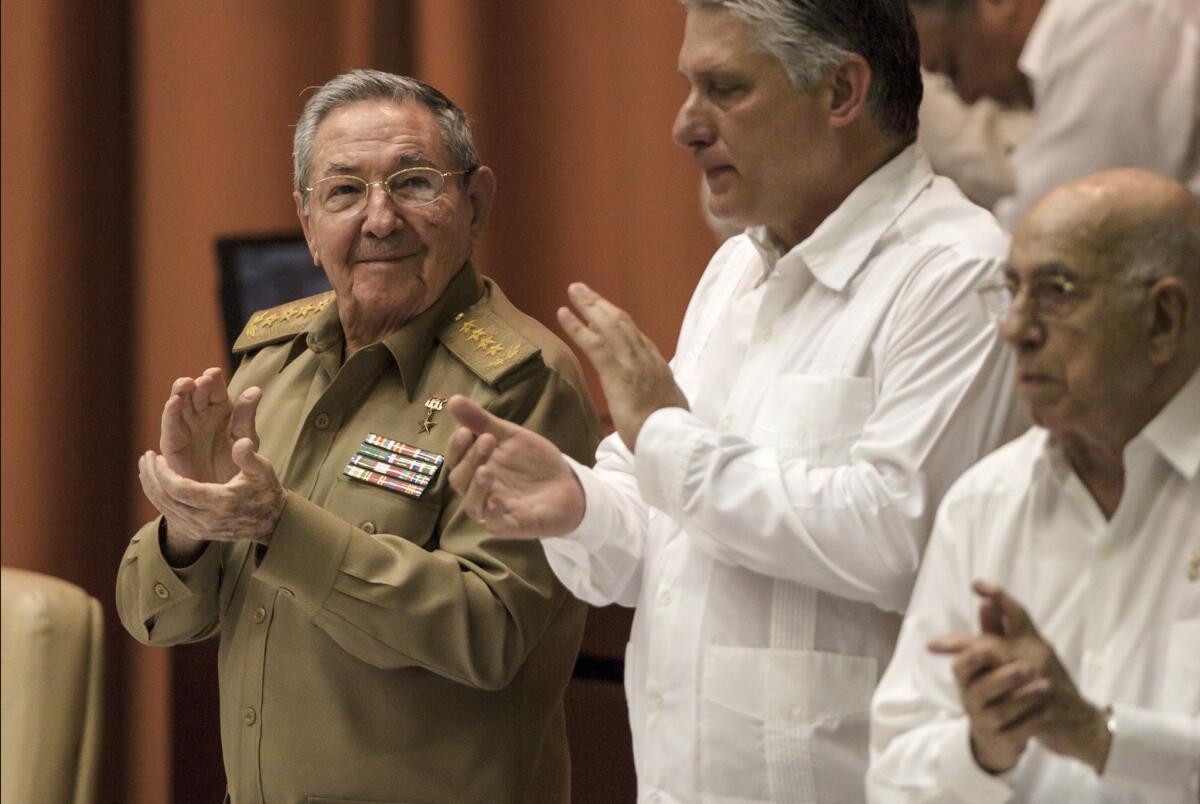 El presidente cubano Raúl Castro, izquierda, aplaude junto al vicepresidente Miguel Diaz-Canel, centro, y al vicepresidente José Ramón Machado Ventura durante la sesión bimensual de la Asamblea Nacional, en La Habana, Cuba, el miércoles 15 de julio de 2015. El Parlamento cubano abrió su sesión con la novedad de haber inaugurado una cuenta de Twitter y otra en Facebook, medios inusuales de comunicación en los organismos estatales de la isla.(AP Photo/Ismael Francisco, Cubadebate)