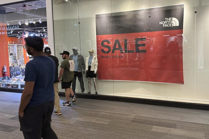 Unas personas pasan frente a un cartel que anuncia ofertas en un centro comercial el miércoles 11 de septiembre de 2024 en Lakewood, Colorado. (Foto AP/David Zalubowski, Archivo)