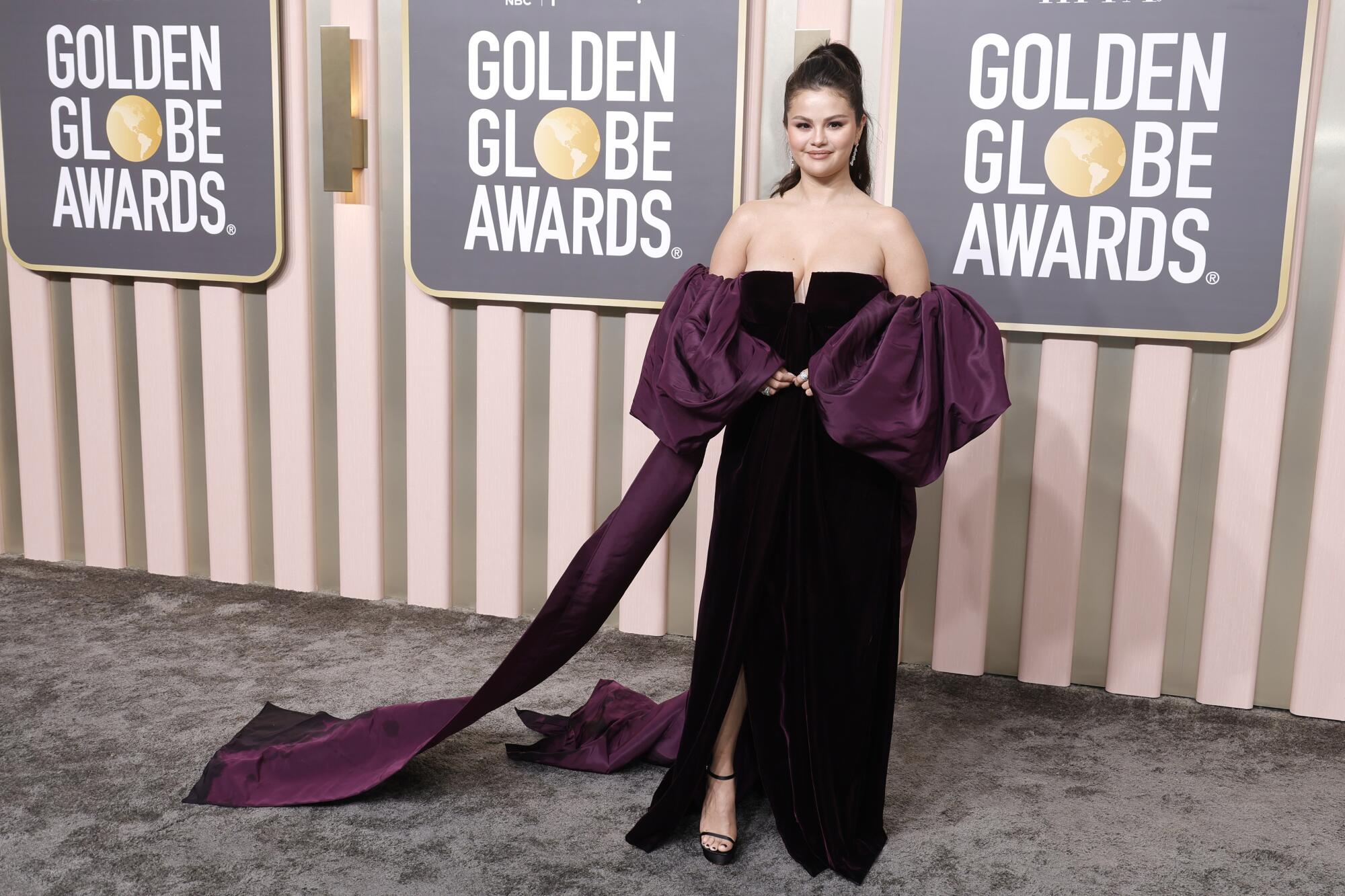 Selena Gomez asesina la alfombra de los Globos de Oro con este conjunto.