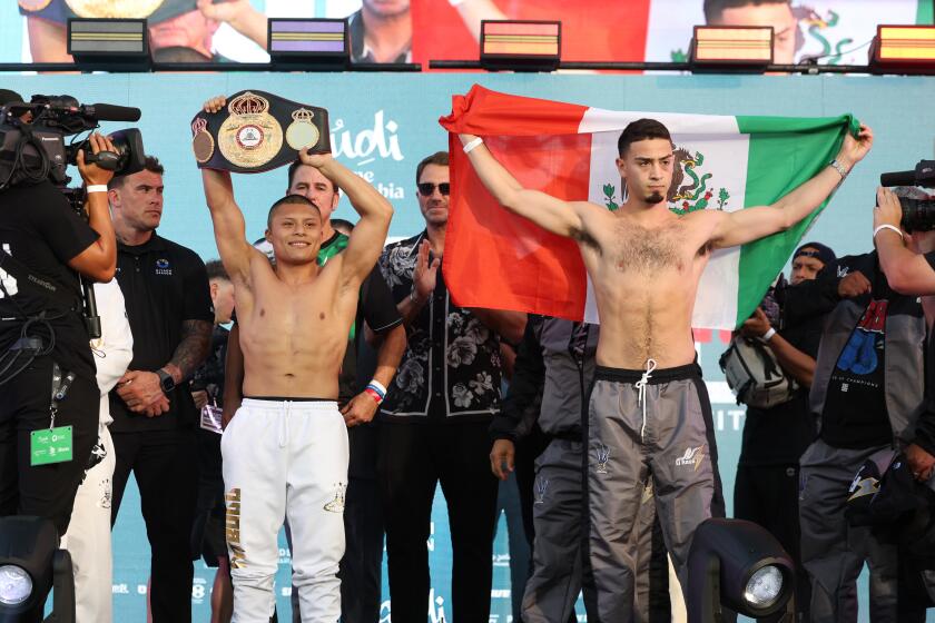 Isaac Cruz y José Valenzuela tras dar sus pesos previo a su combate del 3 de agosto de 2024 en Los Ángeles.