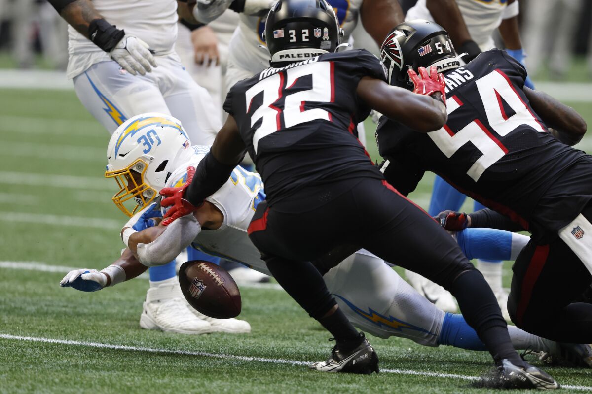 Austin Ekeler (30 ans) des Chargers tâtonne avant qu'Atlanta ne récupère et ne renvoie le ballon à Los Angeles.