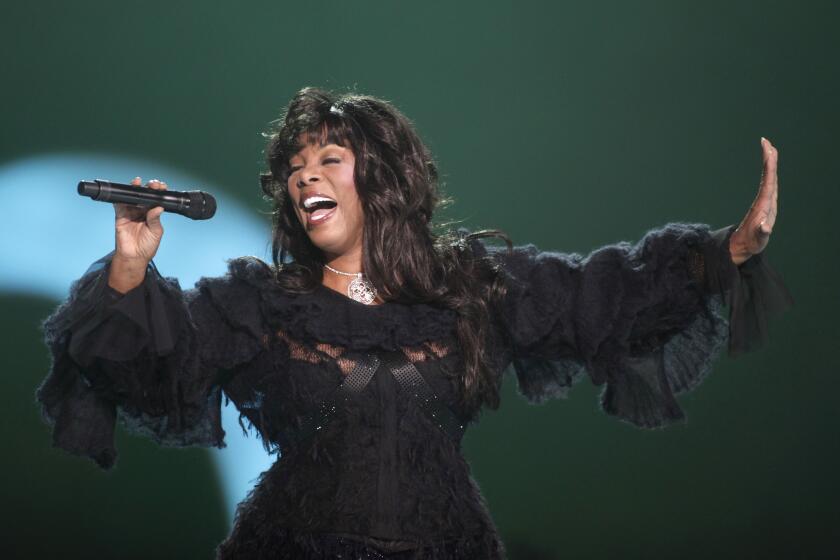 ARCHIVO - Donna Summer durante su presentación en el concierto del Premio Nobel de la Paz el 11 de diciembre de 2009, en Oslo, Noruega. Los herederos de Donna Summer demandaron a Ye y Ty Dolla $ign por el supuesto uso ilegal de la canción clásica de Summer de 1977 "I Feel Love" en el nuevo tema "Good (Don't Die)". (Foto AP/John McConnico, archivo)