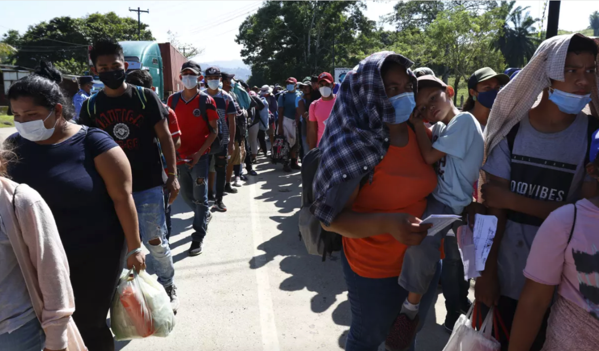 ARCHIVO. - Migrantes que forman parte de una caravana