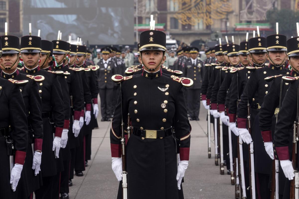 Un cadete participa en el desfile militar 