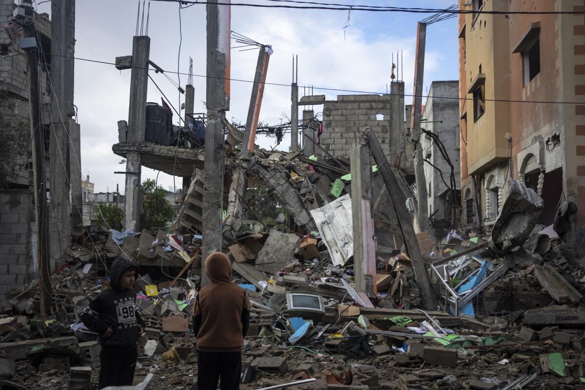 Palestinos observan la destrucción después de un ataque israelí en Rafah, en el sur de la Franja de Gaza, 