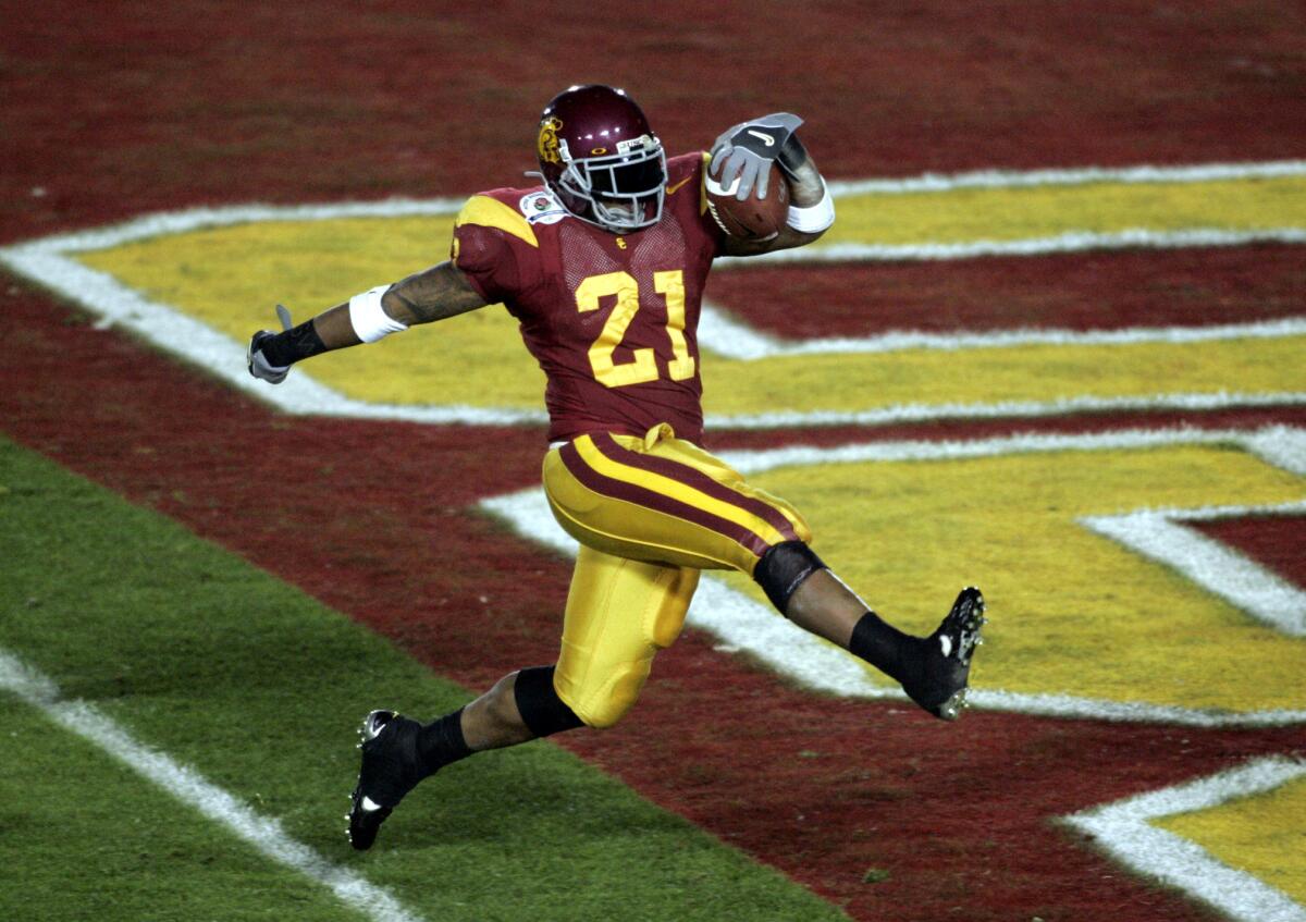 LenDale White scores for the Trojans against the Texas Longhorns during the Rose Bowl in January 2006.